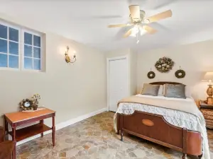 Cozy 2-Bedroom Apartment w/Private Patio in Hudson Falls
