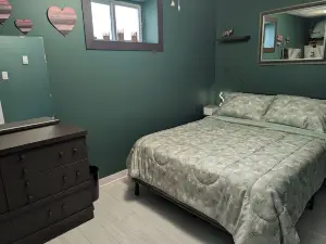Almaguin Hideaway Retreat: Rustic and chic 1-bedroom house. Downtown South River
