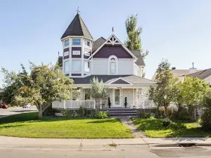 Charming Victorian Home in Okotoks Elegant Comfort & Modern Convenience