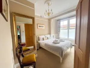 Luxury 1 Bedroom Apartment in Southend w Parking