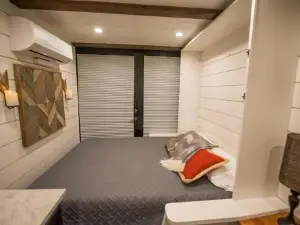 Stillwater House Elegant Tiny Container Home Near Magnolia