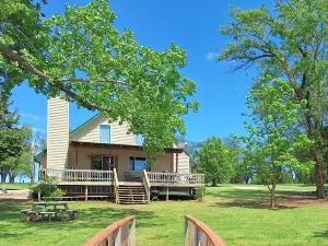 Kansas Lake House With Boat Dock