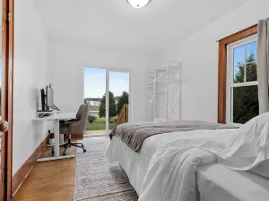 Cozy Riverfront Retreat