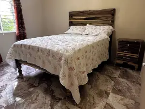 2-bedroom house in serene St. Catherine with WiFi, AC