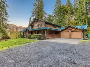 Picturesque Acres with Game Room and Hot Tub - Inviting Rustic Retreat