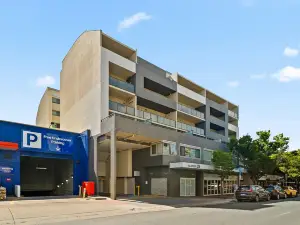 Braddon Retreat: Spacious 1-bed With Parking