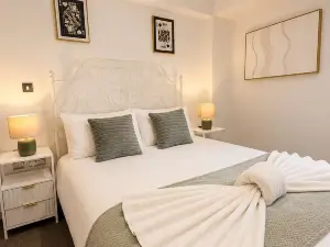 Central Cardiff Apartment - 2 Beds, 2 Baths & Private Balcony