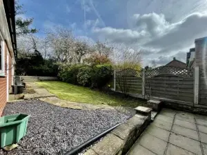 Stylish 3 Bed Chigwell Home with Free Parking