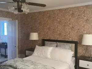 Historic 1889 Victorian Second Floor 2Br • Walk to Downtown • Swindell House