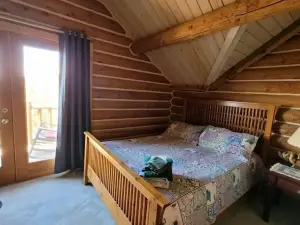 Cabin overlooks Moab and appeals to folks wanting to experience peace & quiet.