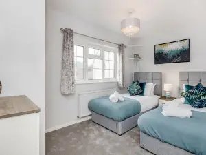 Garden Home in Ascot 4 Beds with Parking