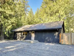 Mt Hood Launchpad! Cozy Retro Rhododendron Cabin