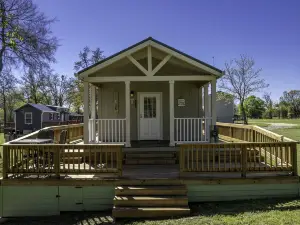 Romantic Cabin with Pond Views Great for Couples in Texas
