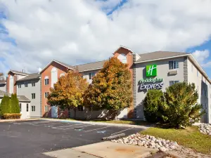 Holiday Inn Express ST。 IGNACE，湖前
