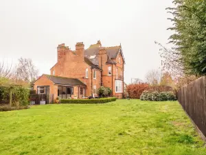Beautiful 5 Bedroom Home in Evesham