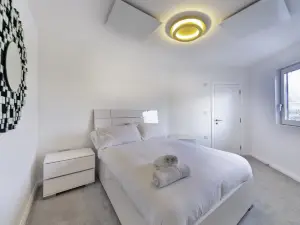 Stylish and Bright 2 Bed Apartment in Ashford