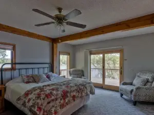 Custom Waterfront Lodge, 4 Bed, 4 Bath, Sleeps 12!