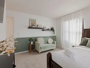 Sweet Retreat W/ 2 King Rooms - Pet & Family Friendly! Fenced in yard