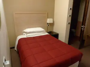 โรงแรมเดเมส