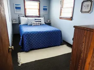 Cozy cabin on Little McDonald with amazing walk out beach!