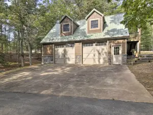 Couples Cabin - 5 Mi to DT Berkeley Springs!