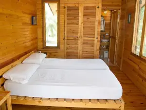 Paradise Beachfront House, 5-bedroom, hut and beach beds in Isla Portete