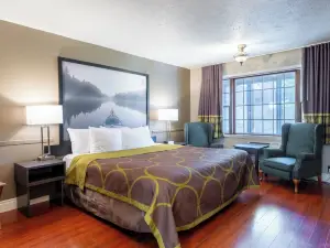 Super 8 by Wyndham Gananoque        Country Squire Resort