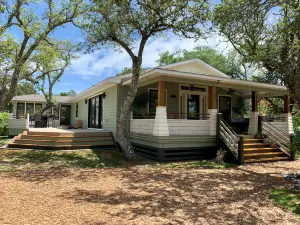 Spacious Open Floor Plan and Screened Porch - Charming Coastal Haven
