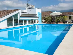 Regal Hotel & Apartments