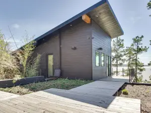 Private Dock & River Views: Modern Gem in Waterloo