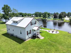 Waterfront Oasis with Hot Tub and Kayaks - Stylish Tranquil Retreat