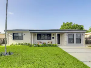 Private Yard! Getaway 3 Mi to Hard Rock Stadium