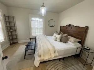 Beautiful Downtown 3bd apartment close to all the good stuff!