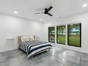 Experience Happie Space on Snow Lake, a Cozy Lakefront Retreat with Privacy