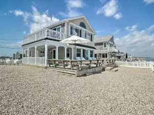 2 Decks + Beach Access: Oceanfront Getaway!