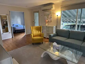 Charming 3 Bedroom Home in Garran, Perfect for Families and Groups