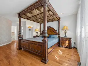Modern Comforts, Quiet Neighborhood, free 02 parking