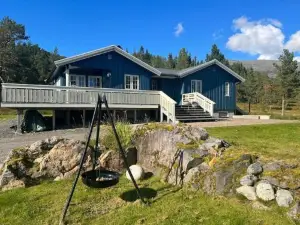 Frittliggende Hytte I Flott Turterreng