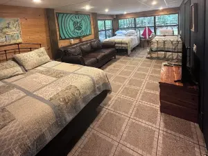 The Confluence Cabin: Float the Ichetucknee for Free Right to Our Dock.