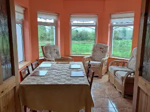 Spacious 6 Bed House 10 Minutes from Knock Airport