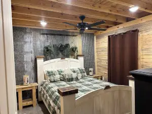Cozy 3-bedroom cabin on Petit Jean Mountain with AC, WiFi
