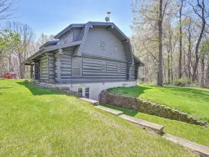 4 Mi to Dtwn Spacious Family Cabin in Jonesville!