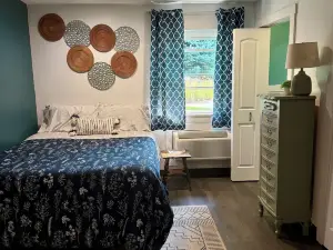 Adorable studio unit with full kitchen