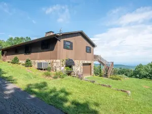 Blue Ridge Gateway Cabin With Mountain Views