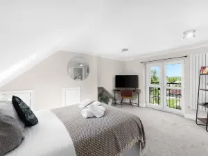 Stylish 5 Bed Surrey Home with Garden