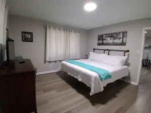 Serene Wooded Retreat, Mins to Downtown