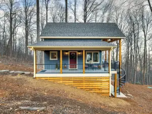 Couple's Getaway in Stoney Creek at Wintergreen!
