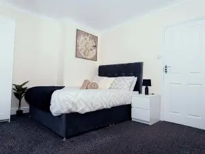 Modern,comfy 2 Bedroom House in Hatfield, Town Centre, Free Parking!
