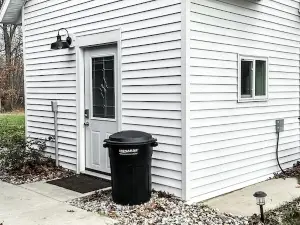 Tiny House + workspace + acreage + near lake