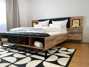 Step Apartments - Large, Luxurious and Central